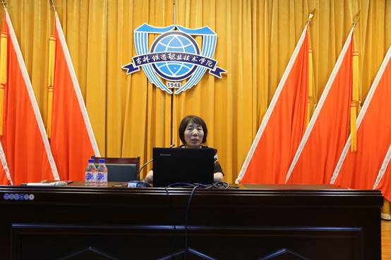 赵淑梅所长作题为《高校课题立项申报书撰写问题实证研究》的专题报告