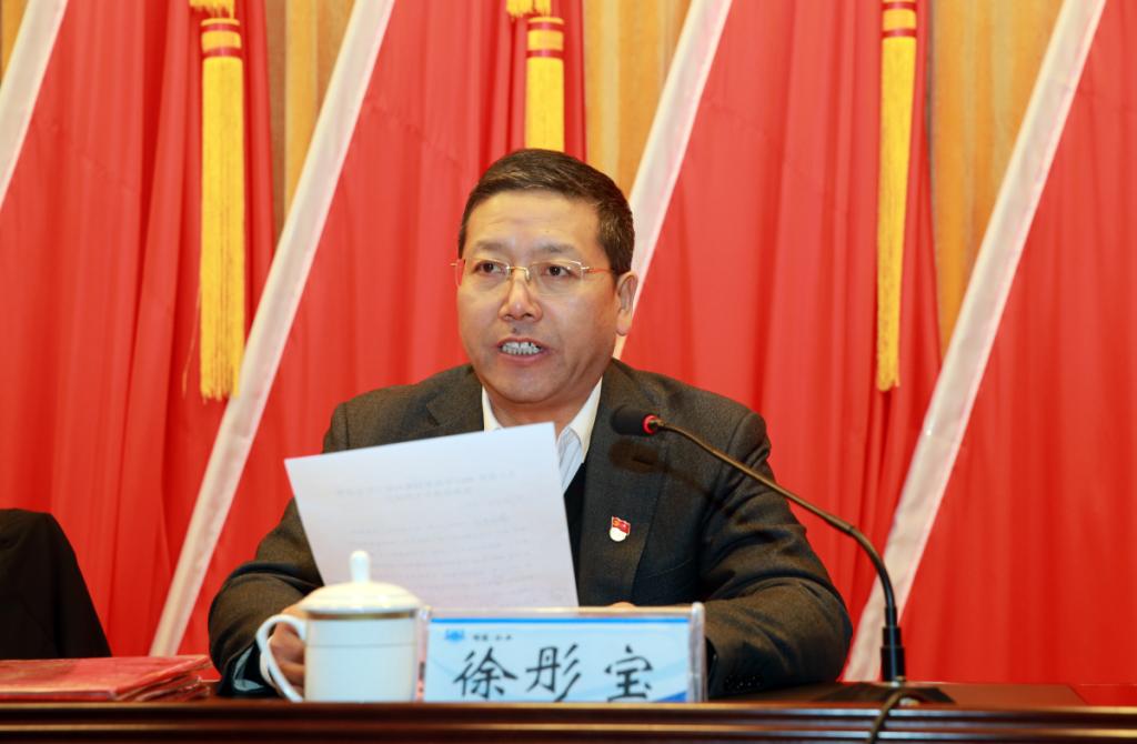 学院党委副书记徐彤宝研究员宣读《关于表彰2017年度学院教科研工作先进单位和优秀个人的决定》文件