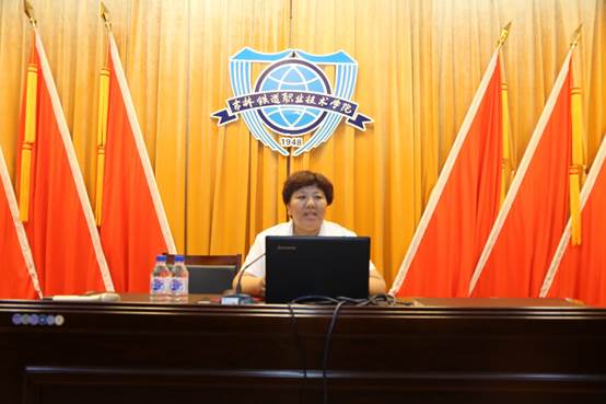 学校教科研处孟静科长主持会议并作总结发言